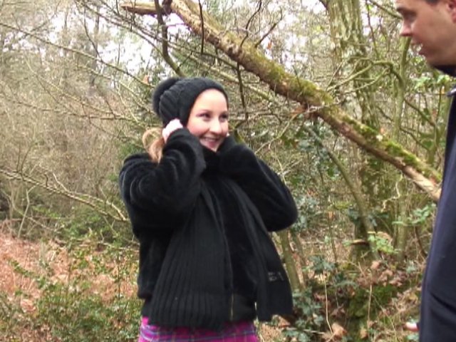 Lycéenne de 18 ans accepte un rendez-vous avec son professeur