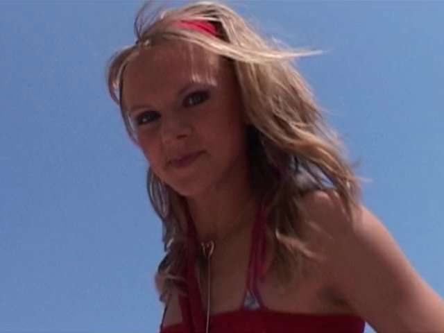 Vidéo porno française avec une jolie coquine qui baise à la plage